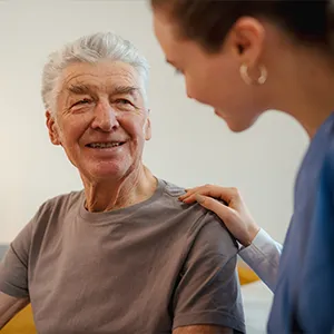 Zadowolony senior objęty opieką i wsparciem podologicznym Krok Do Przodu